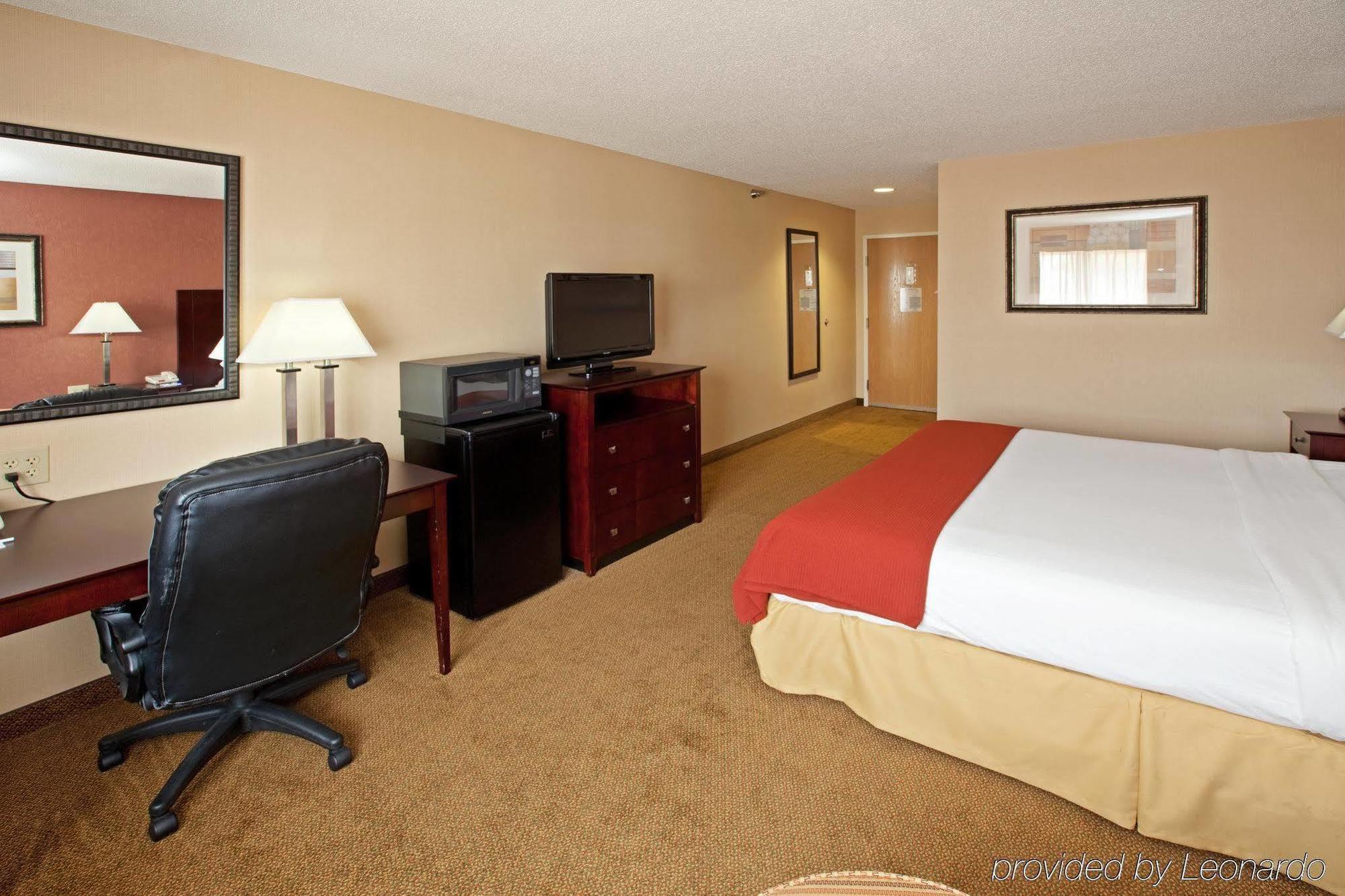 Holiday Inn Express Hotel & Suites Cincinnati-North/Sharonville Szoba fotó